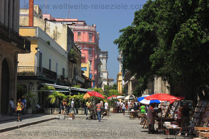 Büchermarkt am Platz, Plaza de las Armas, Havanna